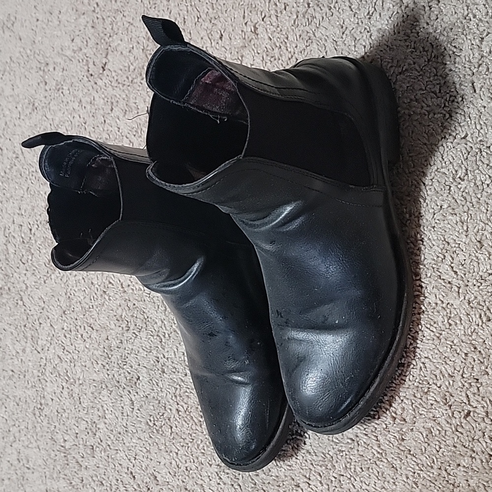 Joe Fresh black Chelsea boot size 8
